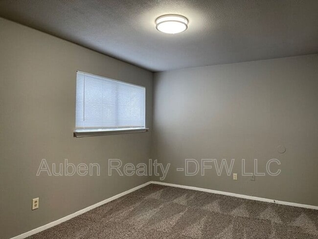 Building Photo - 921 W Rochelle Rd