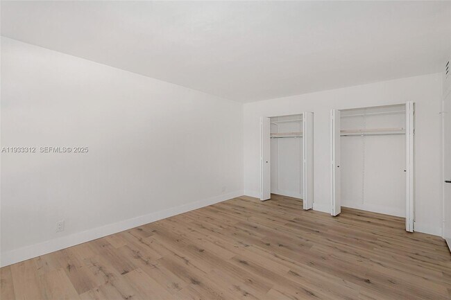 Building Photo - 2500 Parkview Dr