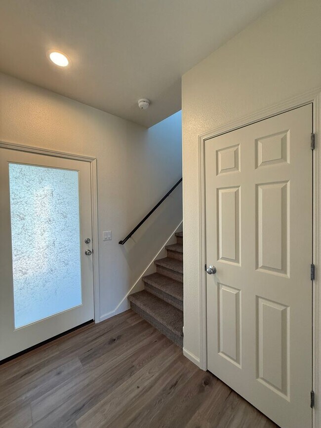 Building Photo - Freshly Updated Four Bedroom