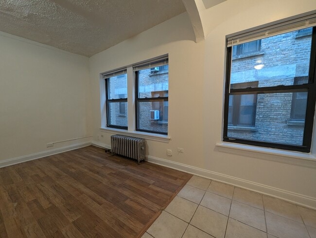 Building Photo - 5417 N Kenmore Ave