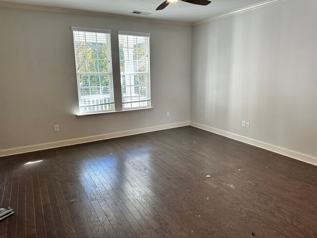 Building Photo - Gorgeous 3 Bedroom Townhome in Eagle Park!