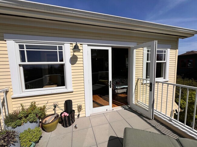 Building Photo - Gorgeous, Executive Living in Beautiful Ma...