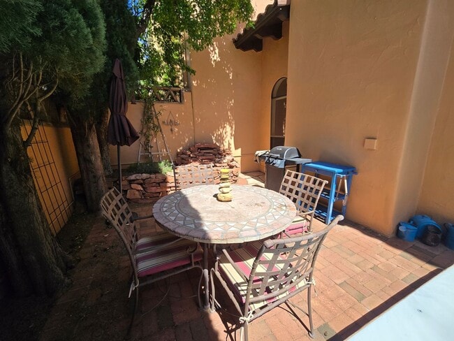 Building Photo - Furnished, 6-12 month rental