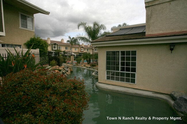 Building Photo - 3Br 2 1/2Ba, 2 Story Condo Avail May 1st short term lease