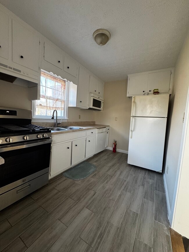 Building Photo - 1889 Clearwater Dr SE