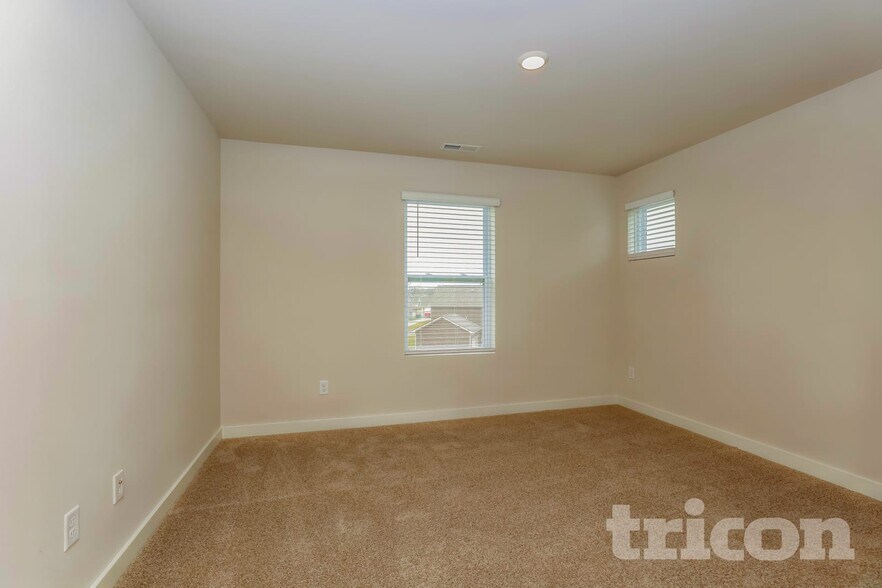 Building Photo - 7012 Park Knoll Dr