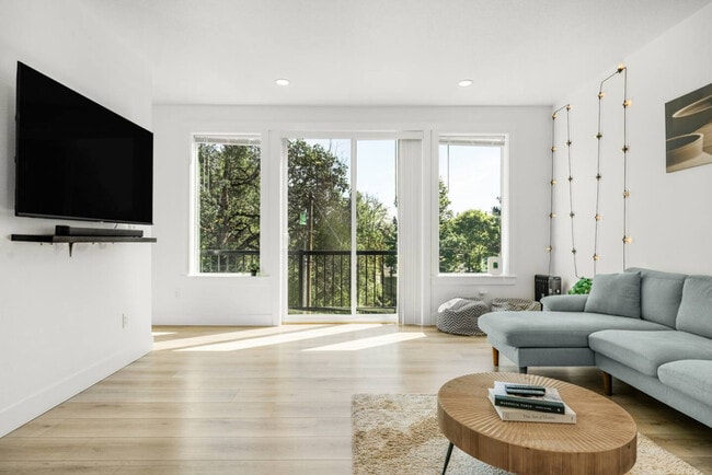 Building Photo - 3309 NE 42nd Pl