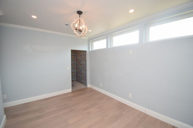 Building Photo - Unique 6 Bedroom Home in Midvale!