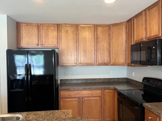 Building Photo - Beautiful 4 Bedroom, 3.5 Bath, Pet Friendl...
