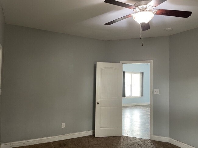 Building Photo - Pet Friendly Three Bedroom Two Full Bathro...