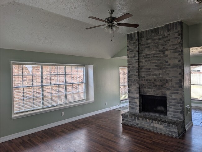 Building Photo - 2026 Sandy Knoll Dr