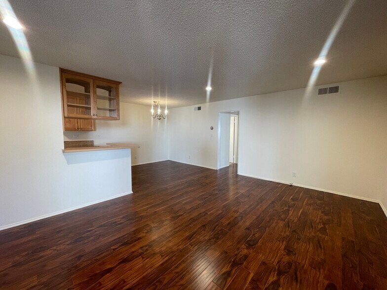 Building Photo - 5330 Zelzah Ave