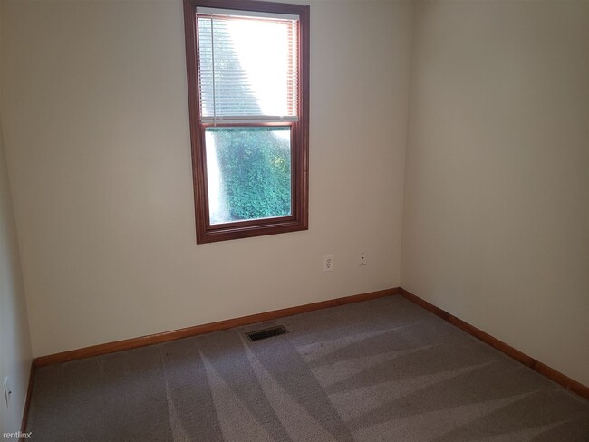Building Photo - 3 br, 1.5 bath Duplex - 166 Lamoreaux Dr N...