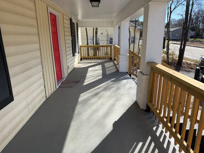 Building Photo - Amazing 7 Bedroom 2 bathroom updated home for rent in Burlington, NC