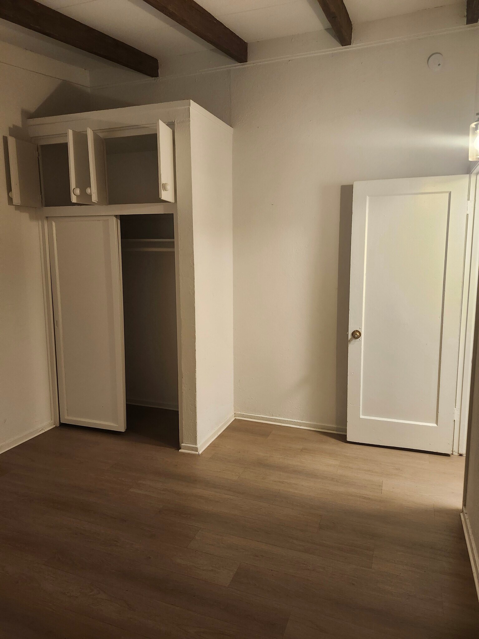 Building Photo - 1136 W Dakota Ave