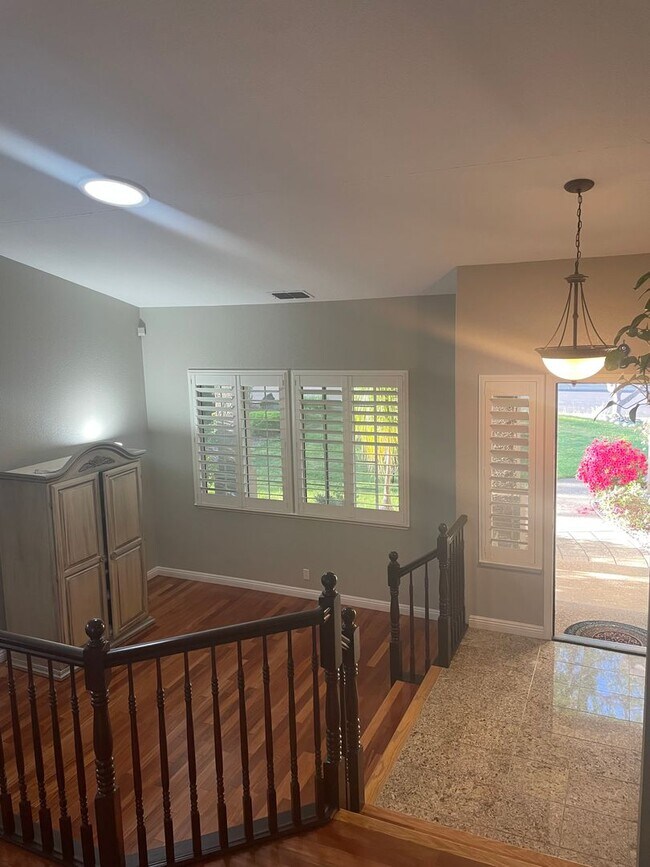 Building Photo - "Coveted Comfort: Spacious 4-Bed, 3-Bath H...