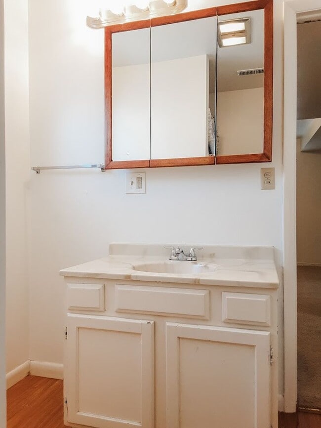 Building Photo - PET FRIENDLY 3 BED/ 2 BATH WITH GARAGE