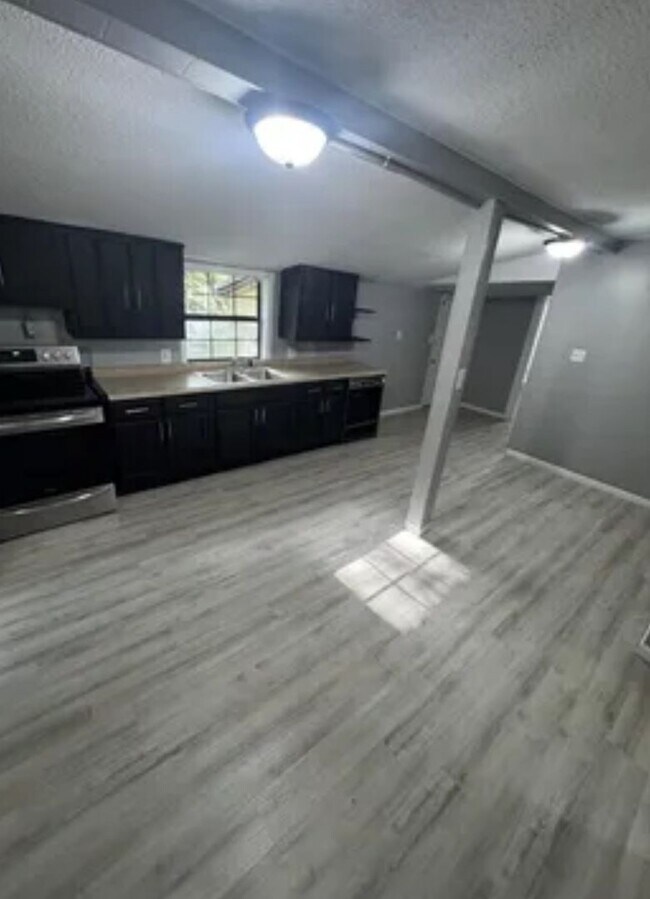 Building Photo - 3 bedroom/1 bath house for rent