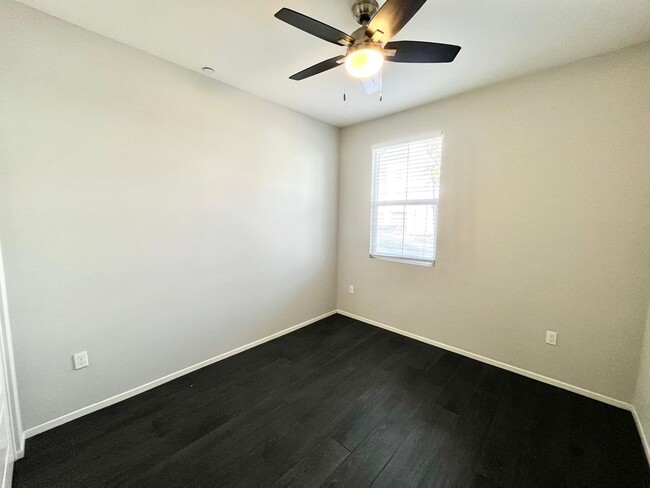 Building Photo - Modern 5B 4BA Townhome w/ AC in Playa Del ...