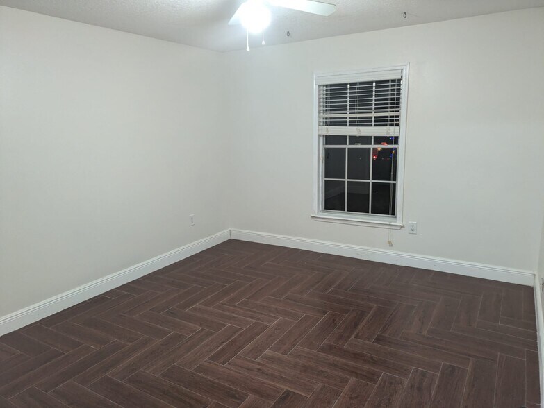 Building Photo - 8021 Sandberry Blvd