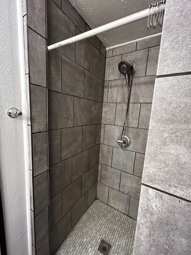 Building Photo - Studio with tiled shower close to downtown, campus, and SEL - Available August 5th