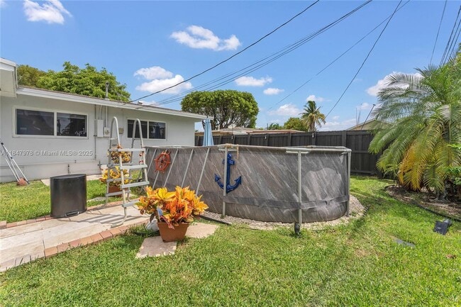 Building Photo - 9530 Jamaica Dr