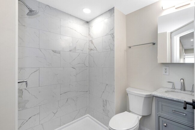 Building Photo - 105 School St