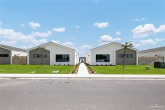 Building Photo - 18 Woodpecker Rd