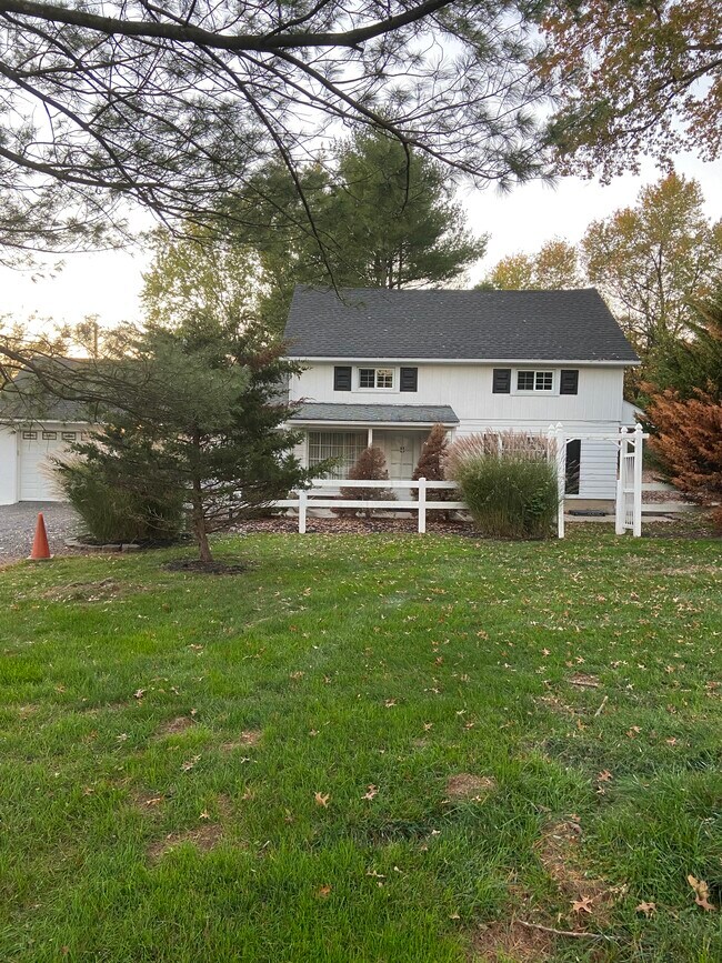 Building Photo - 423 Country Club Rd