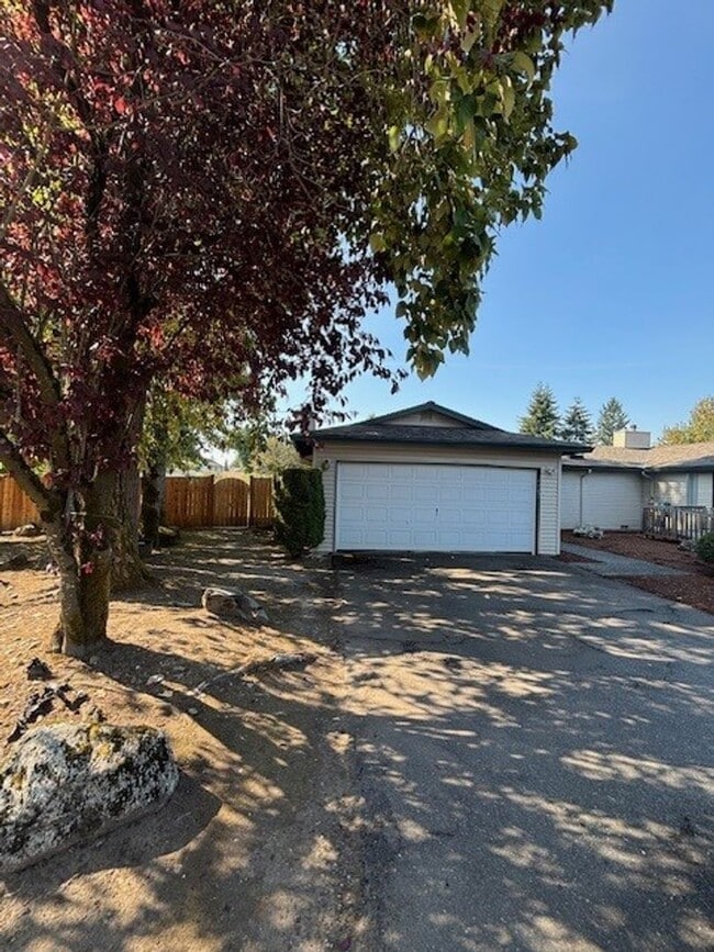 Building Photo - Madronas Duplex