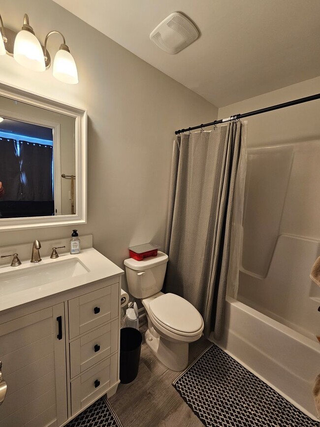 Building Photo - Newer Construction, 3 Bedroom Townhome!