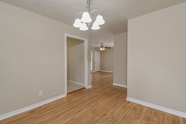 Building Photo - 1509 N San Jacinto St