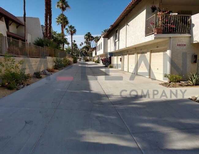 Building Photo - Two-Bedroom Townhome with Garage!