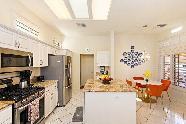 Building Photo - 37948 Breeze Way