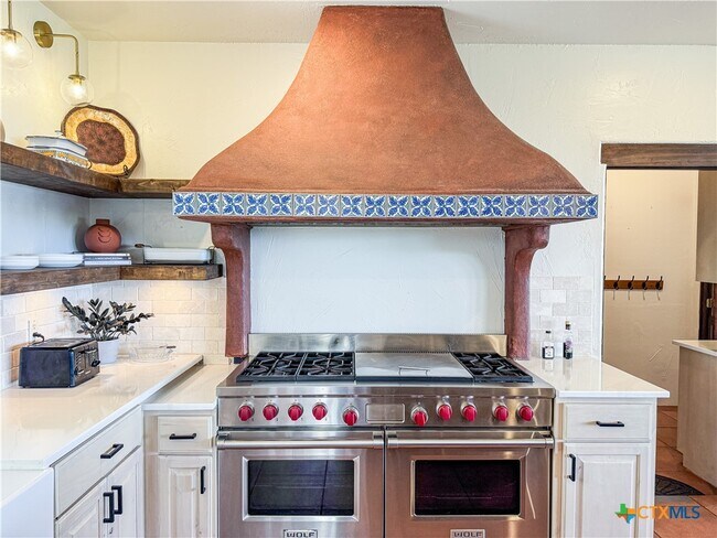 Building Photo - 2000 Village Oak