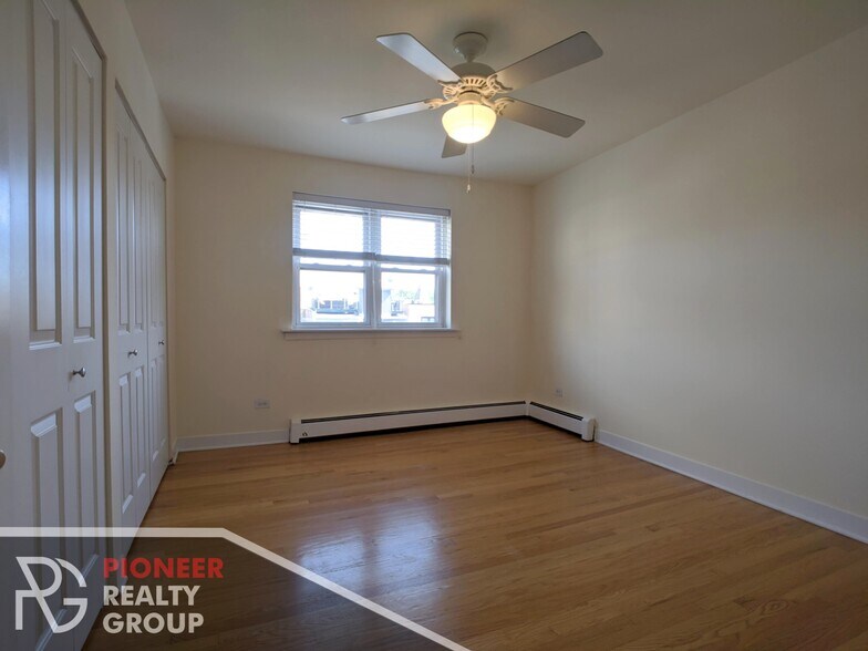 Building Photo - 643 W Wrightwood Ave