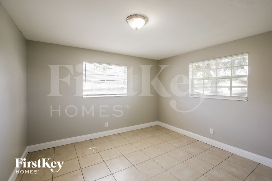Building Photo - 7171 SW 10th Ct