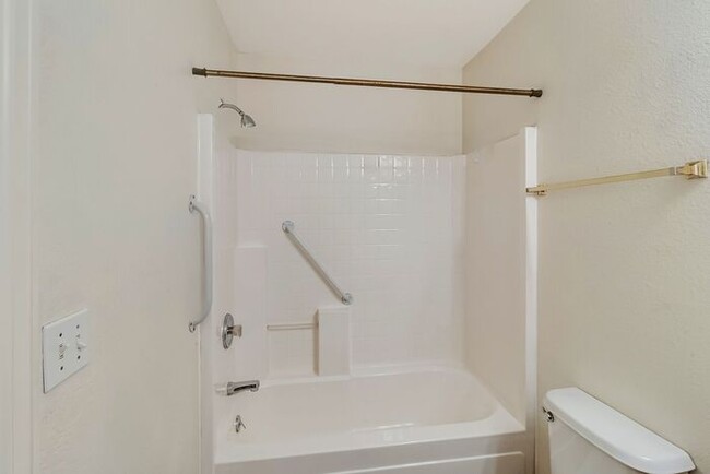 Building Photo - 3 bedroom home with fenced yard and garage...