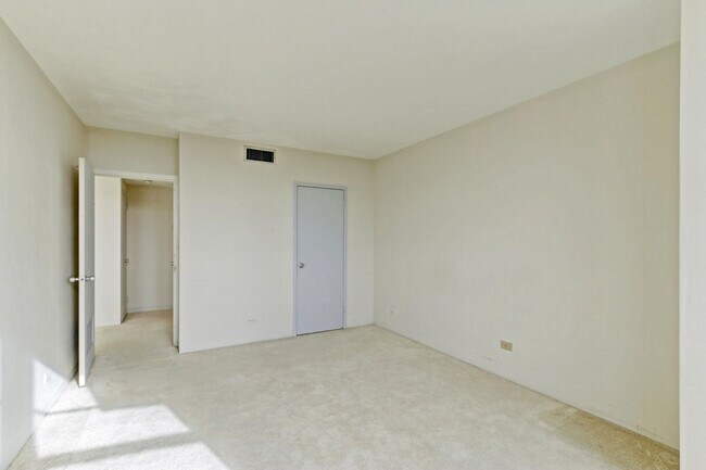 Building Photo - 2800 N Flagler Dr