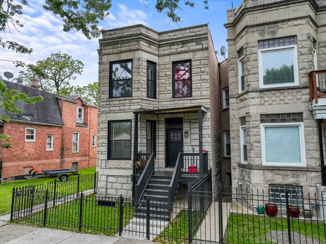 Building Photo - 614 N Troy St