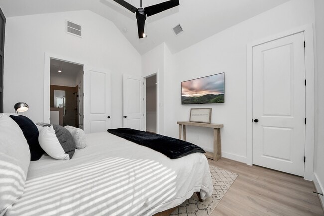 Building Photo - 2524 Live Oak St