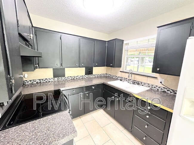 Building Photo - 2100 Cottonwood Pl