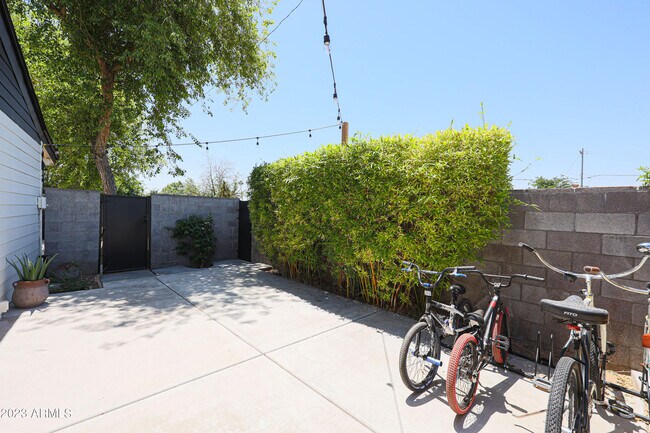 Building Photo - 901 W Berridge Ln