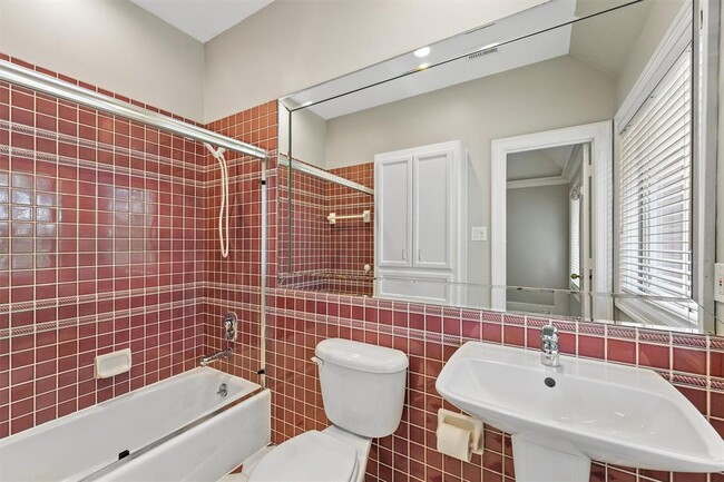 Building Photo - 3106 Sackett St