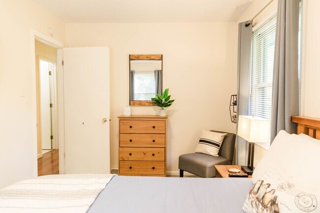 Building Photo - FULLY FURNISHED - Charming 3BR House in Arden