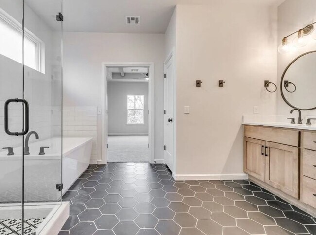 Building Photo - Model Home in East Edmond + 3 bedrooms + B...