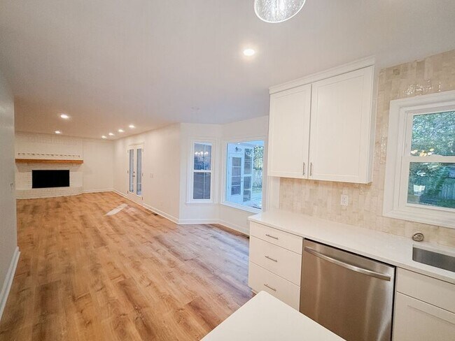 Building Photo - 104 Stratford Dr