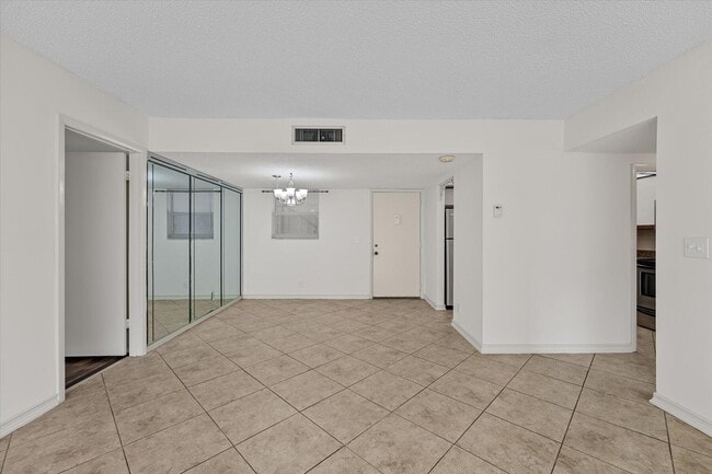 Building Photo - 719 Lori Dr