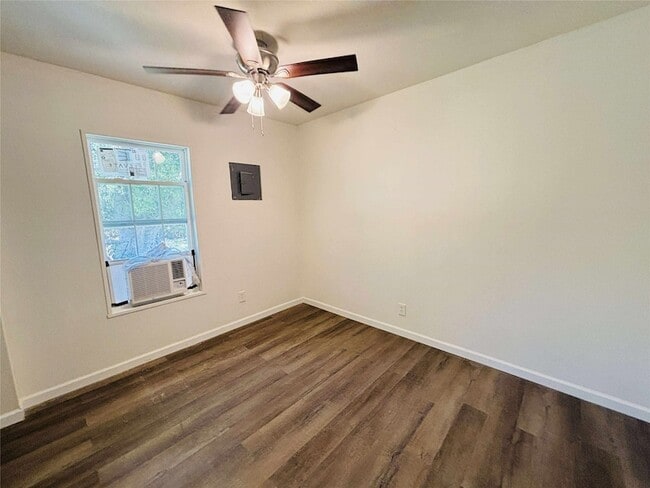 Building Photo - 2762 Beverly Hills Dr