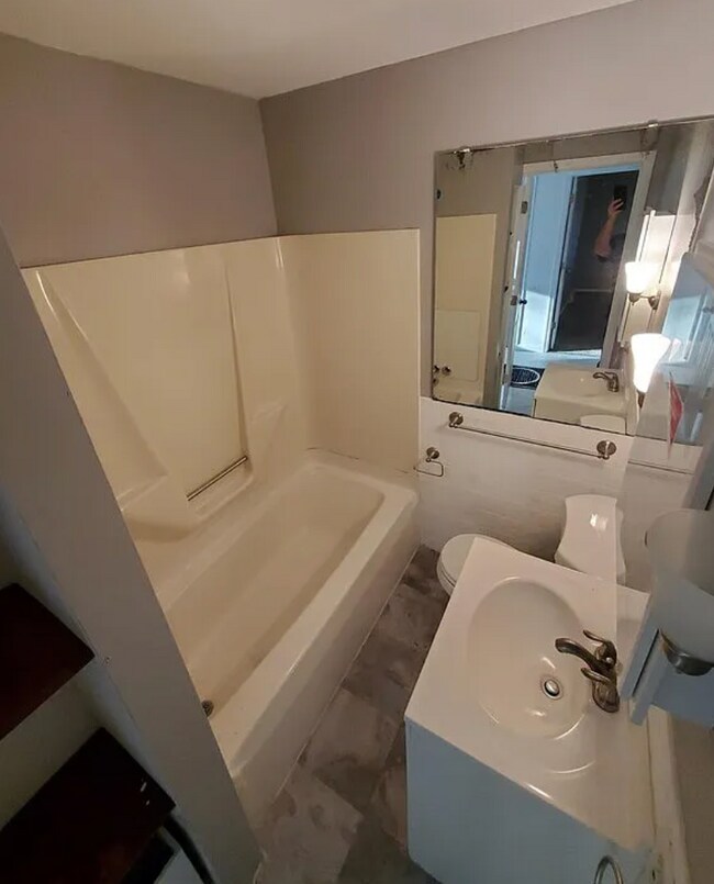 Building Photo - 5301 Hamilton Ave